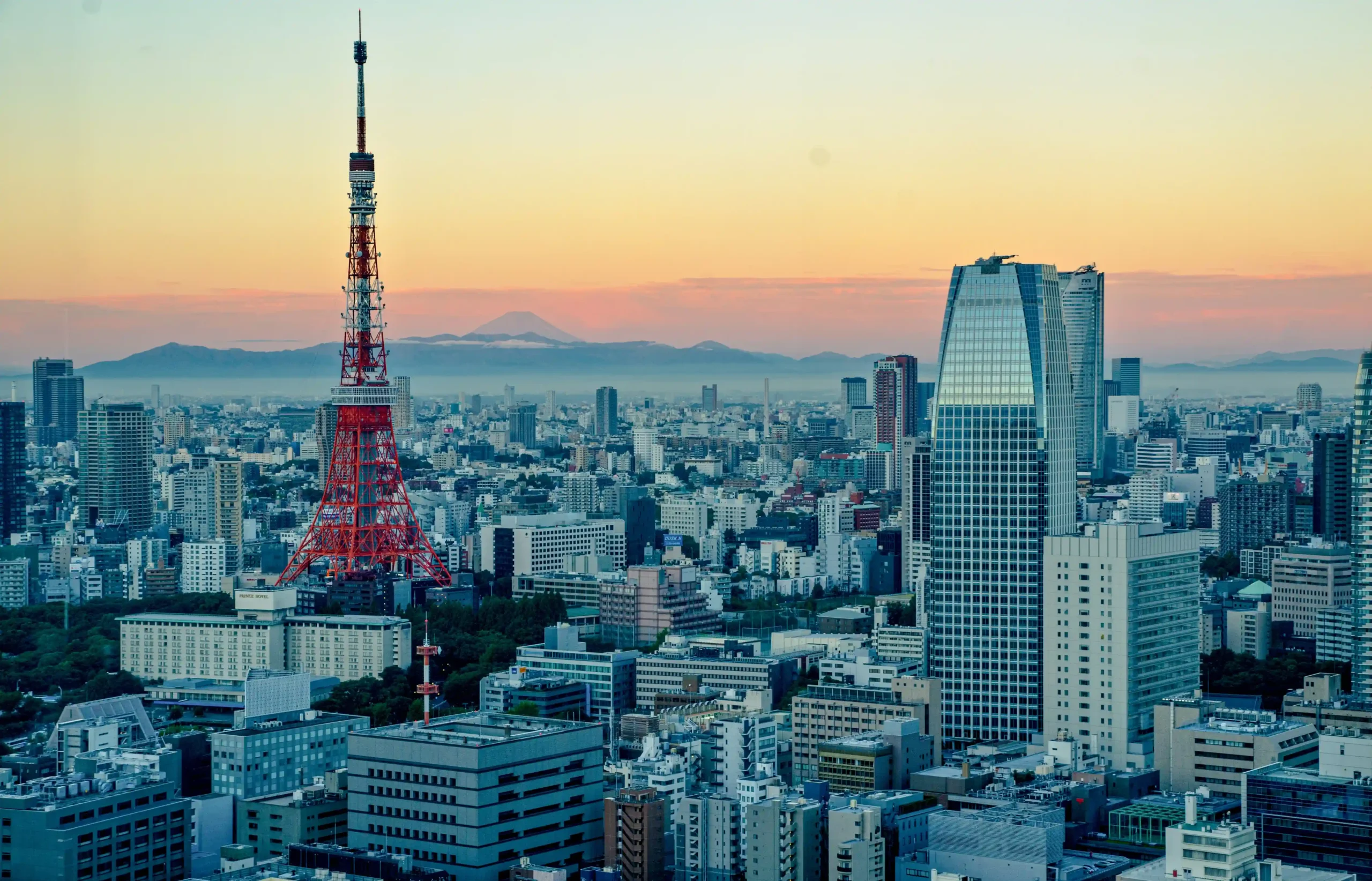 Top 10 Countries with the Most Skyscrapers in the World 2025 Tokyo skyline featuring the Tokyo Tower and Mount Fuji in the distance